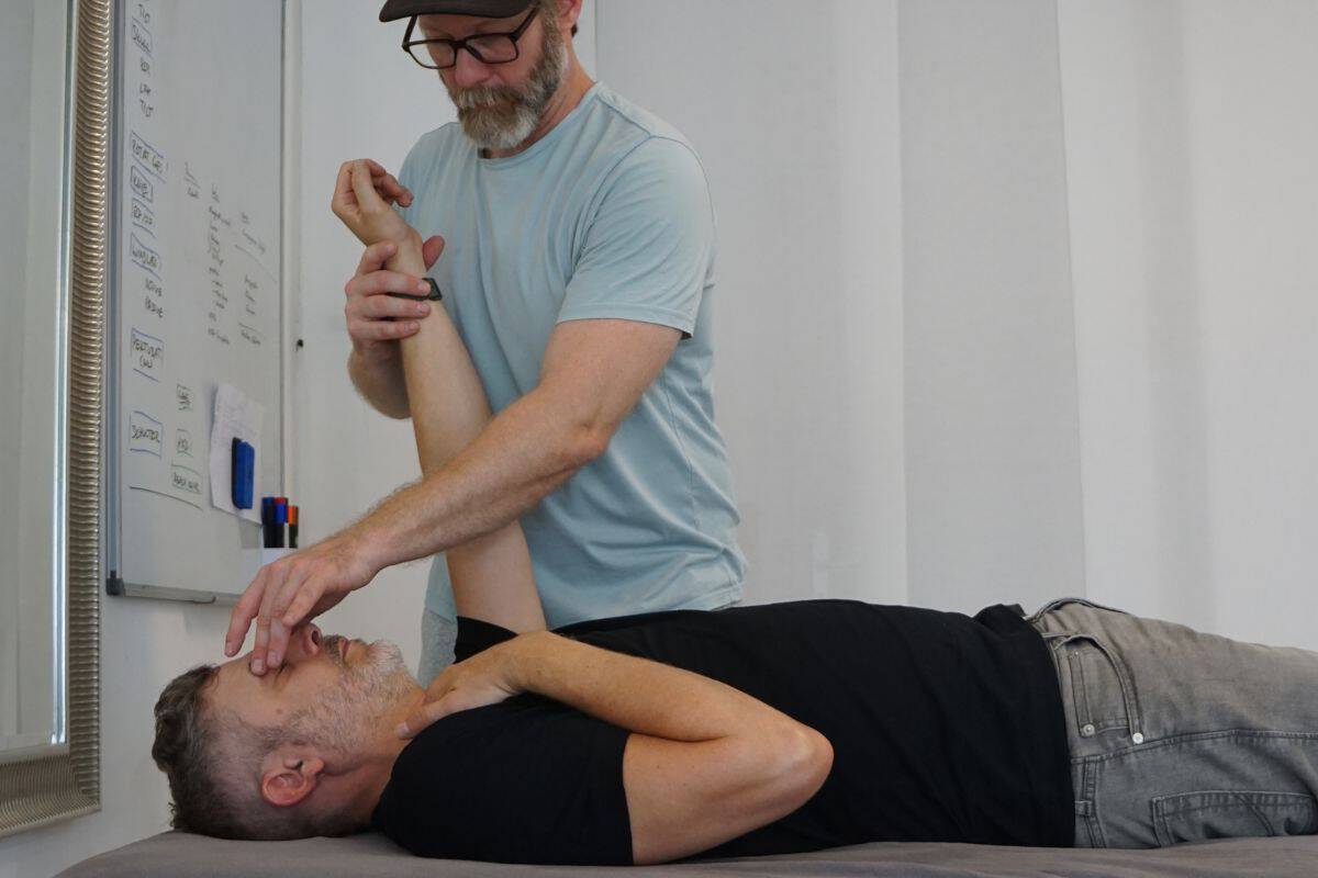 Muskeltest in Rückenlage bei Schulterschmerzen – Bewegungsanalyse und Schmerztherapie, Gröbenzell