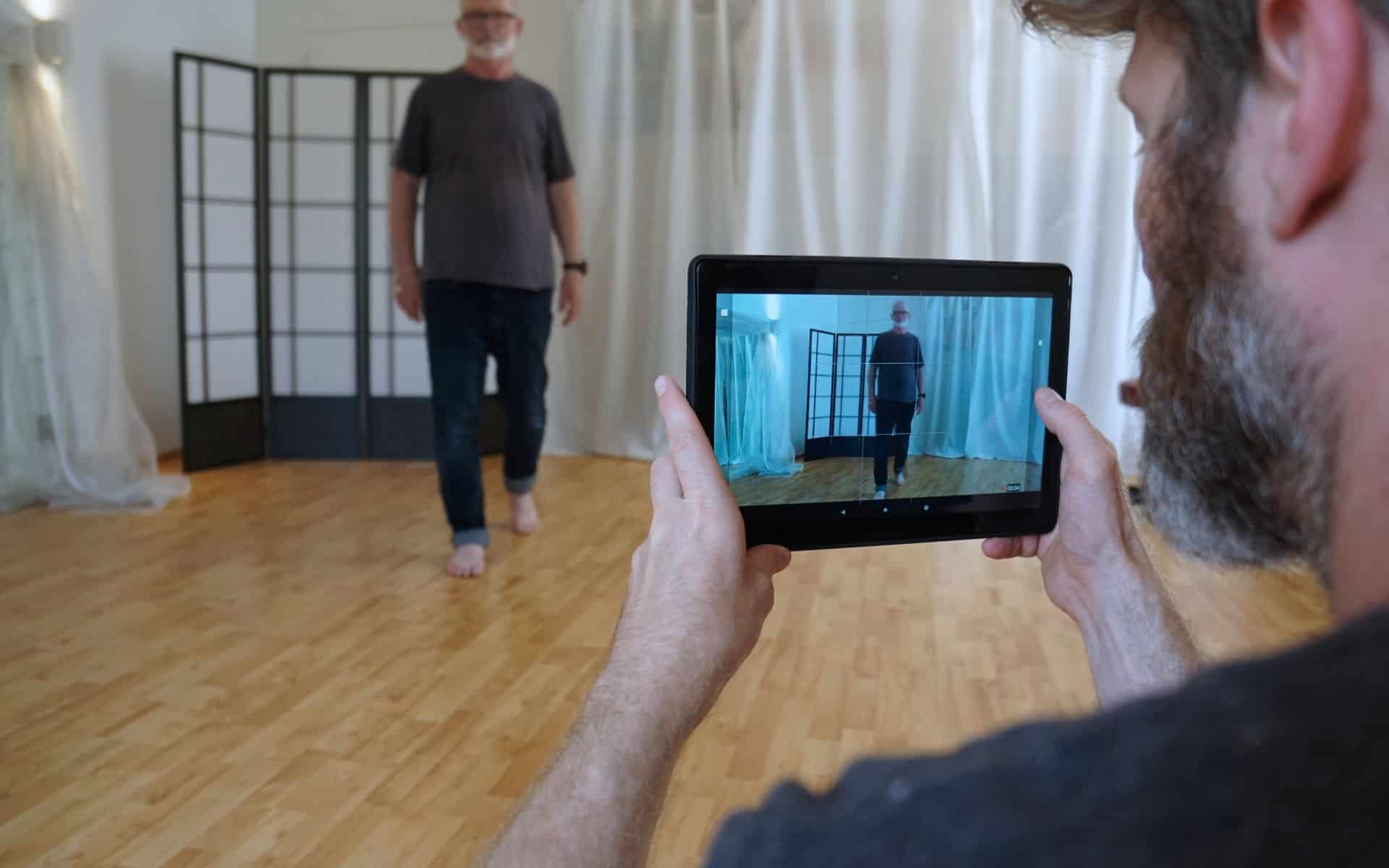 Tobi Müller bei der Ganganalyse mit Tablet – Bewegungsdiagnostik Sporttherapie Gröbenzell