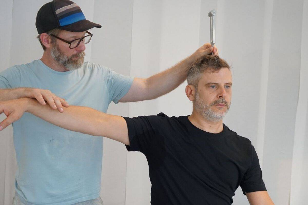 Tobi Müller bei der Diagnose mit Stimmgabel und Muskeltest – Sporttherapie Gröbenzell