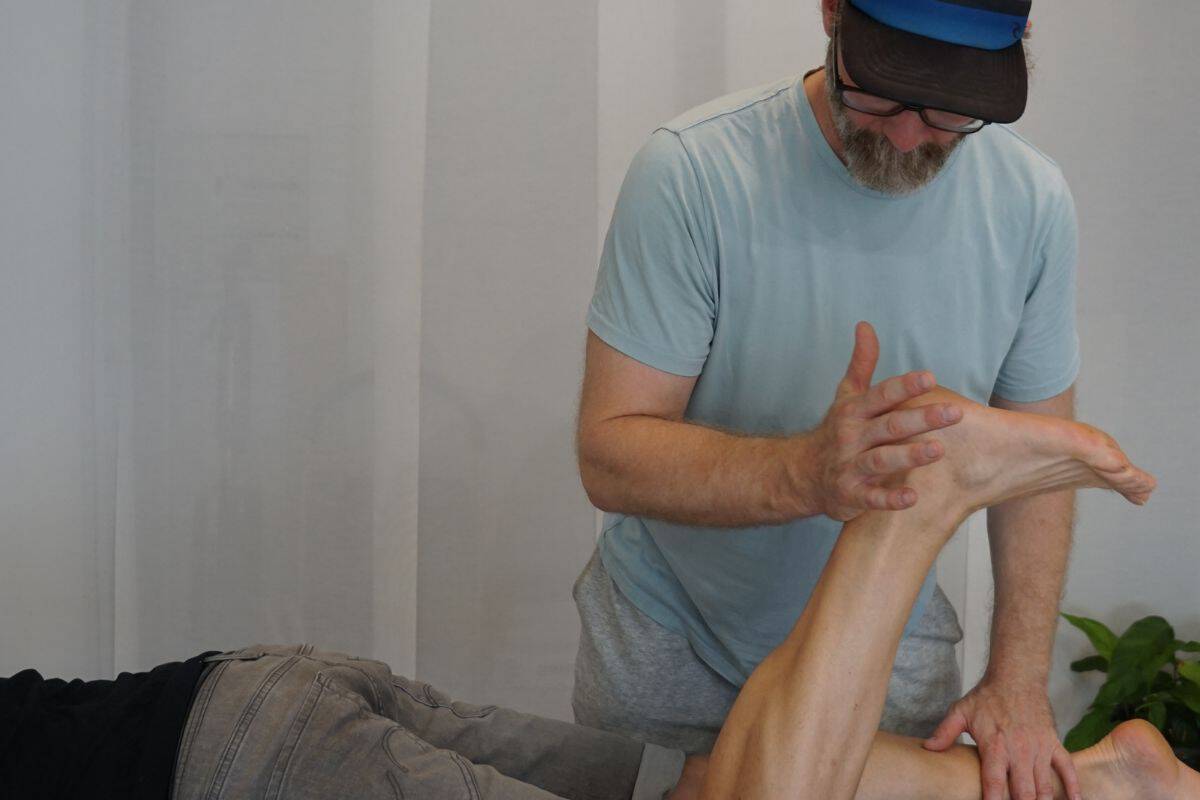 Tobi Müller bei der Testung und manuellen Behandlung des Unterschenkels – Sporttherapie Gröbenzell bei München